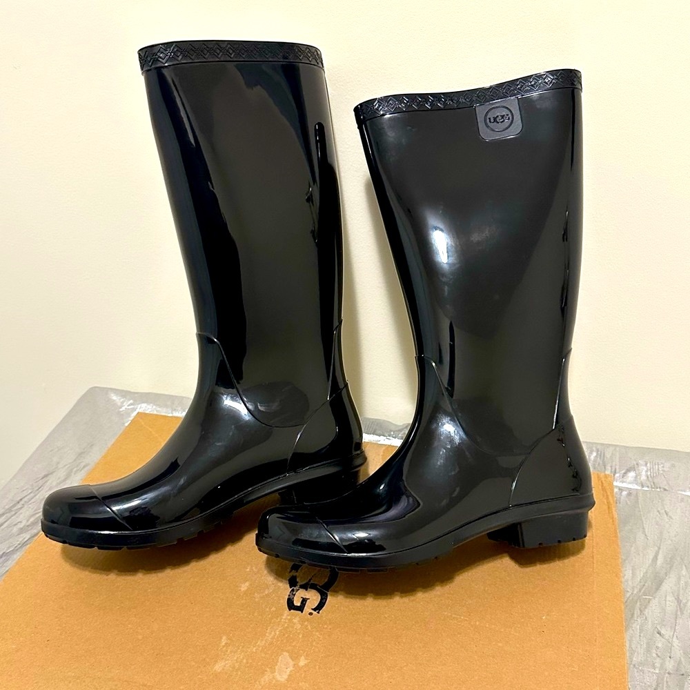 UGG Women’s Tall Black Shinny Rain / Snow Boots Size 6